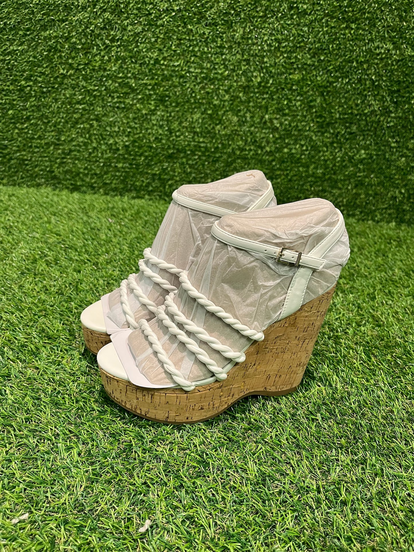 NINE WEST WEDGE SANDLE SIZE 6