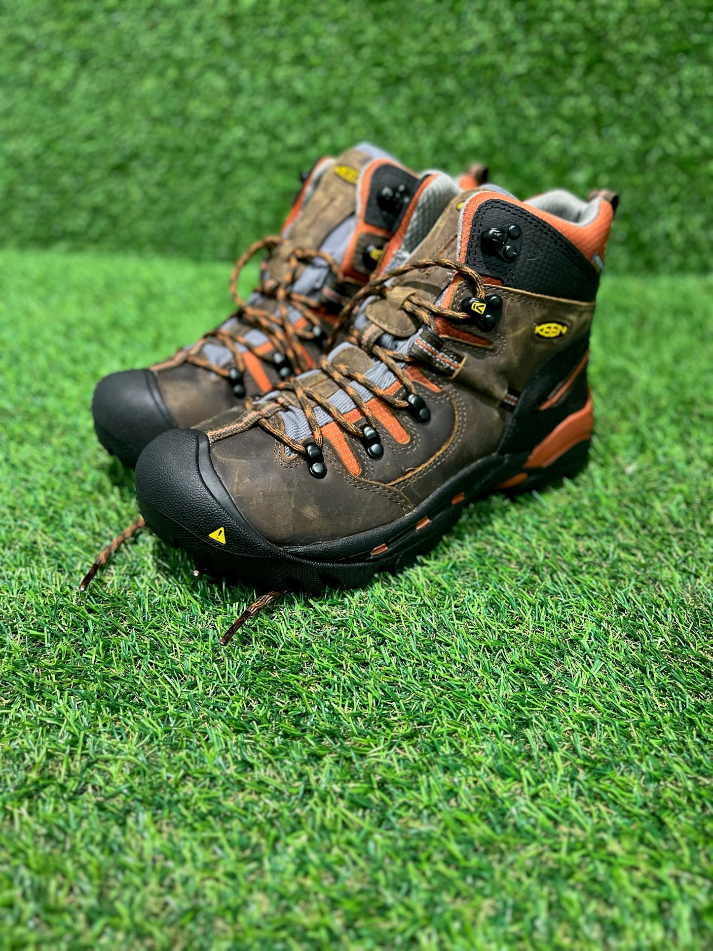 KEEN ORANGE/BLK BOOTS SIZE 9.5