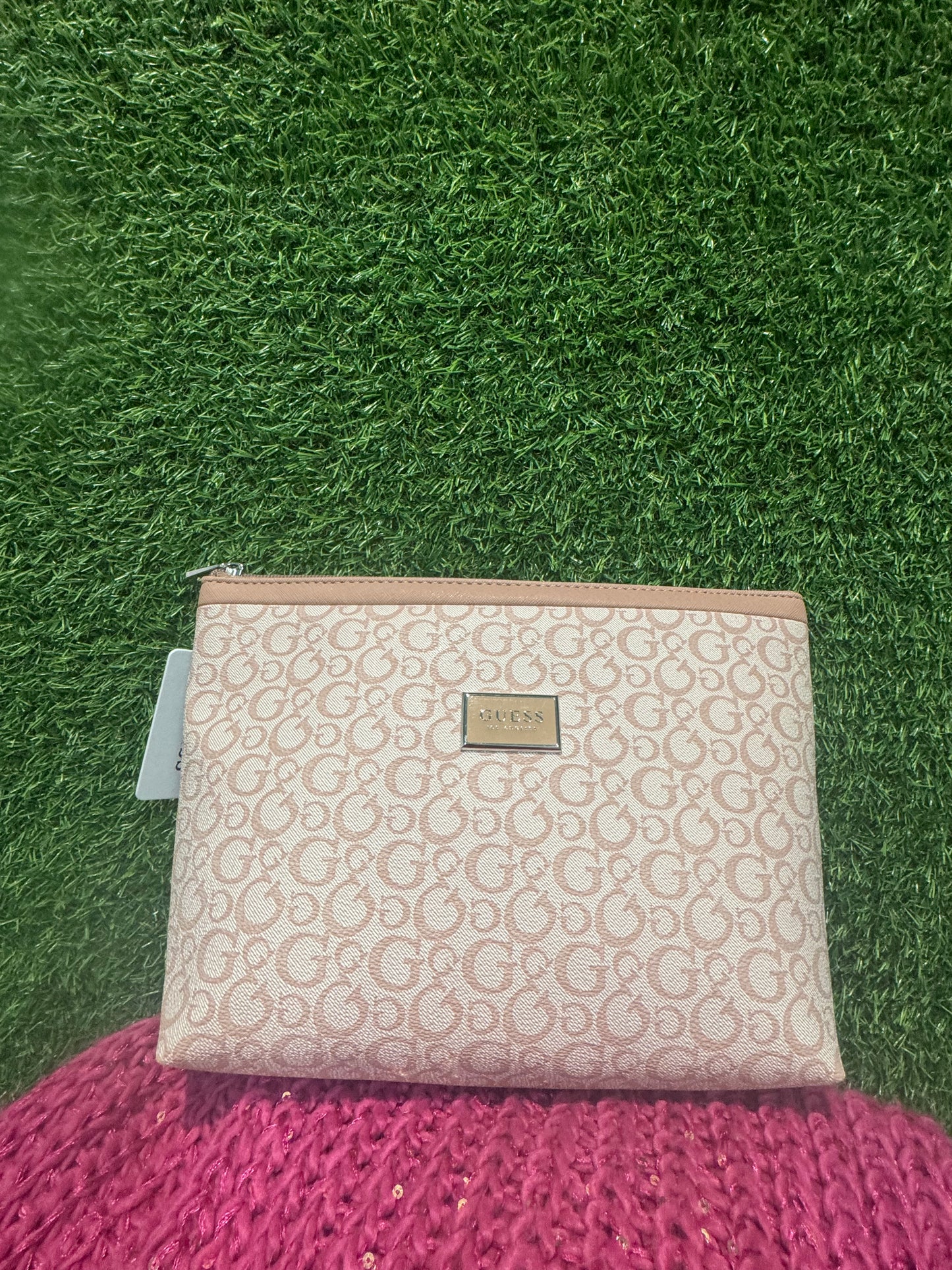 GUESS MAKEUP/TRAVEL BAG