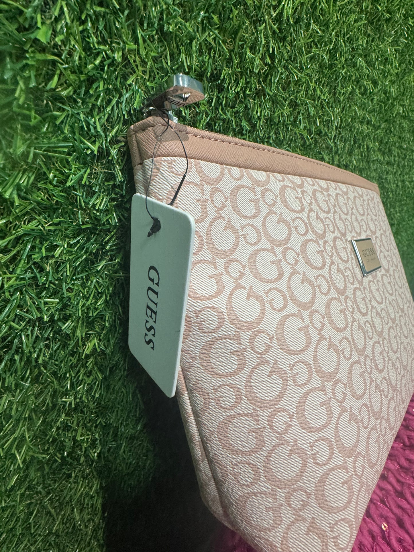 GUESS MAKEUP/TRAVEL BAG