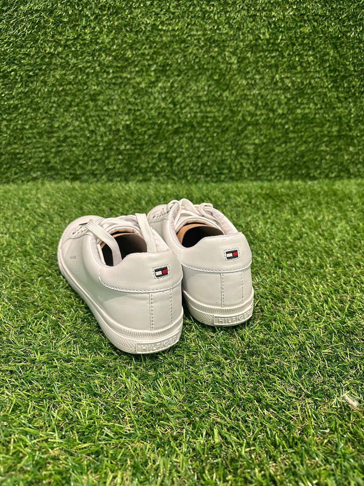 TOMMY HILFIGER WHITE SHOE SIZE 8