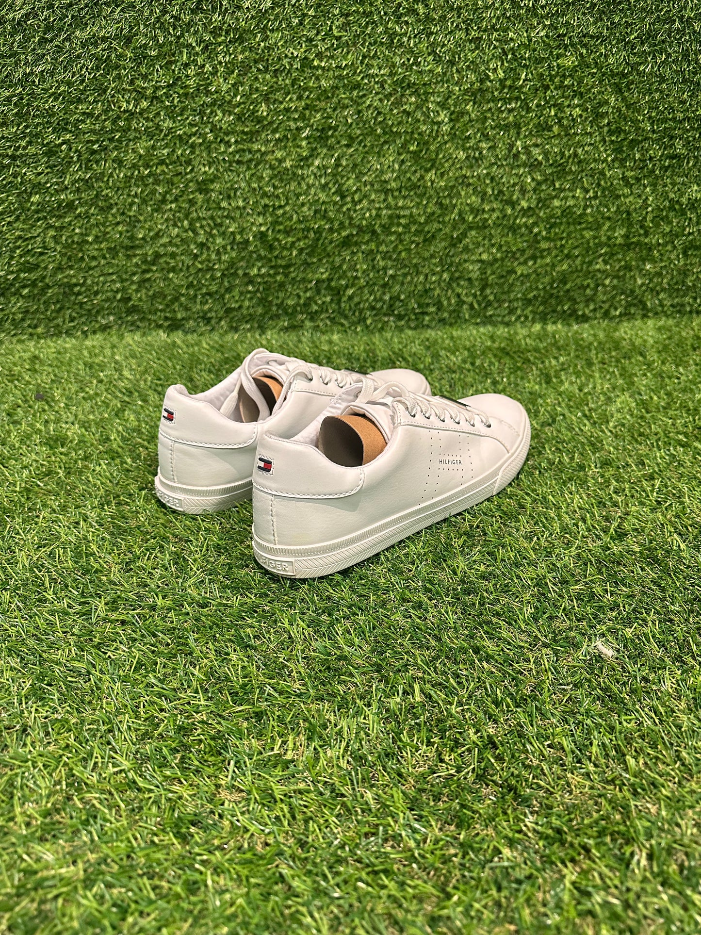 TOMMY HILFIGER WHITE SHOE SIZE 8