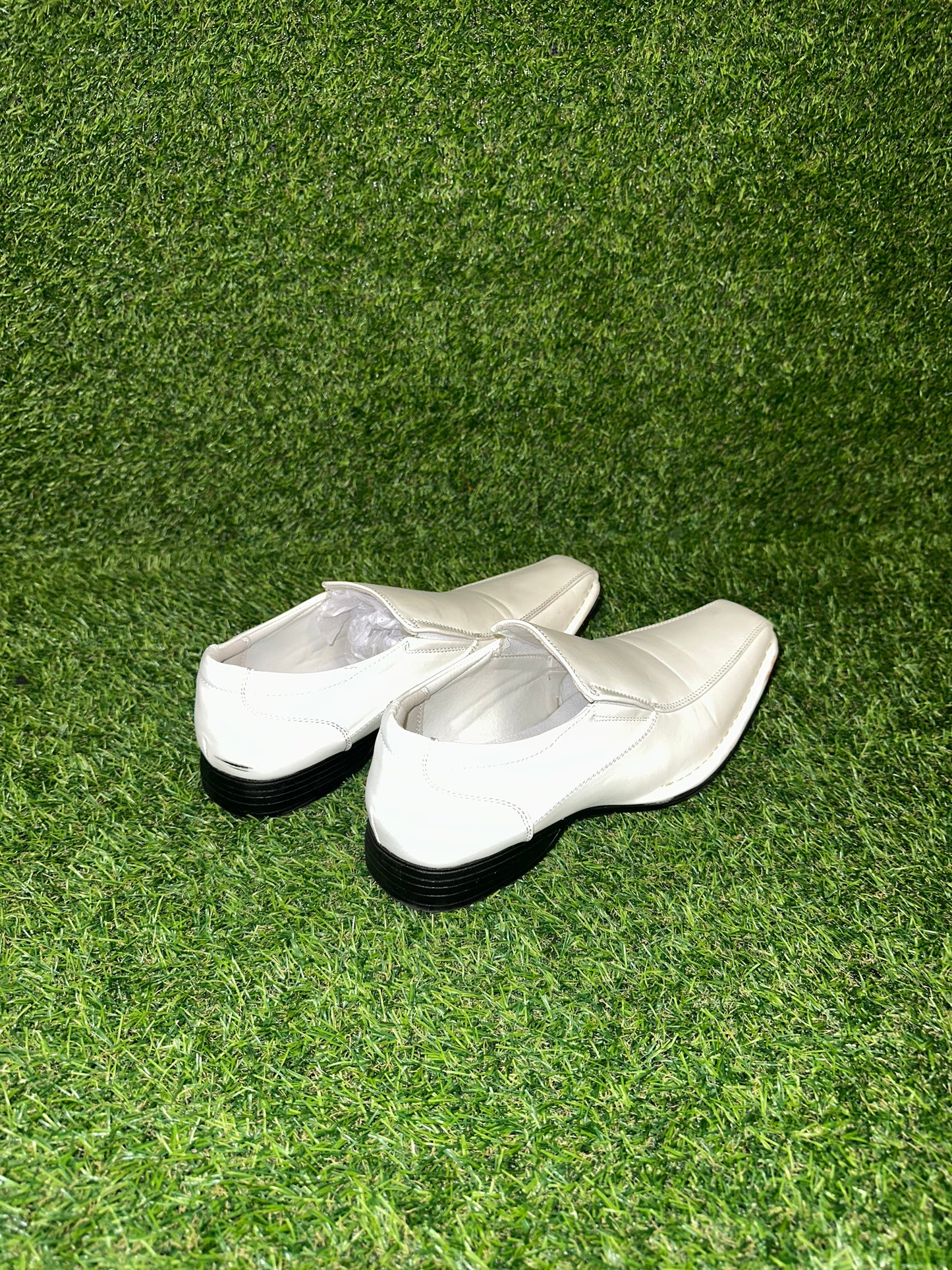 BRUNO MARC WHITE LOAFER SIZE 10