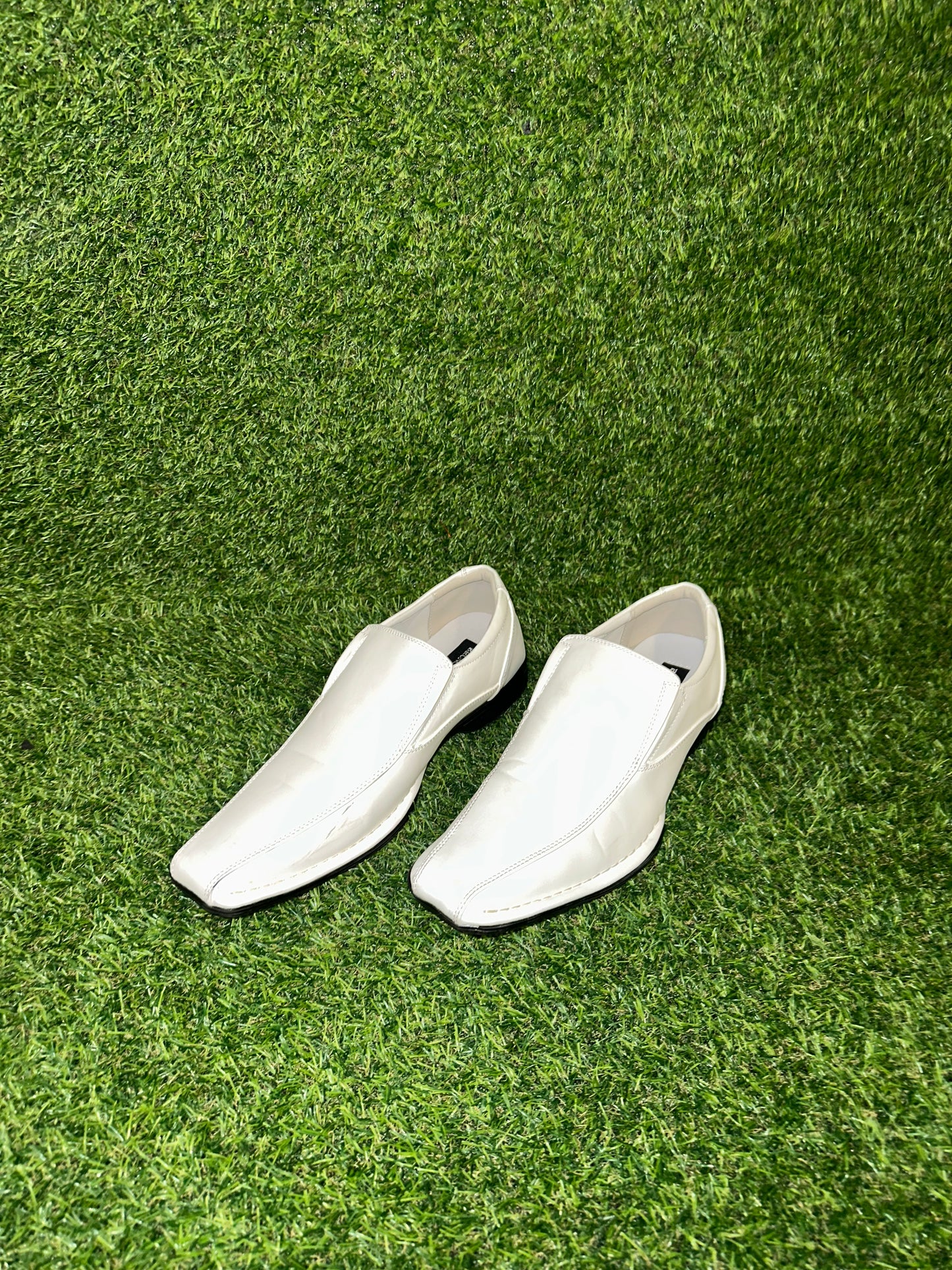 BRUNO MARC WHITE LOAFER SIZE 10