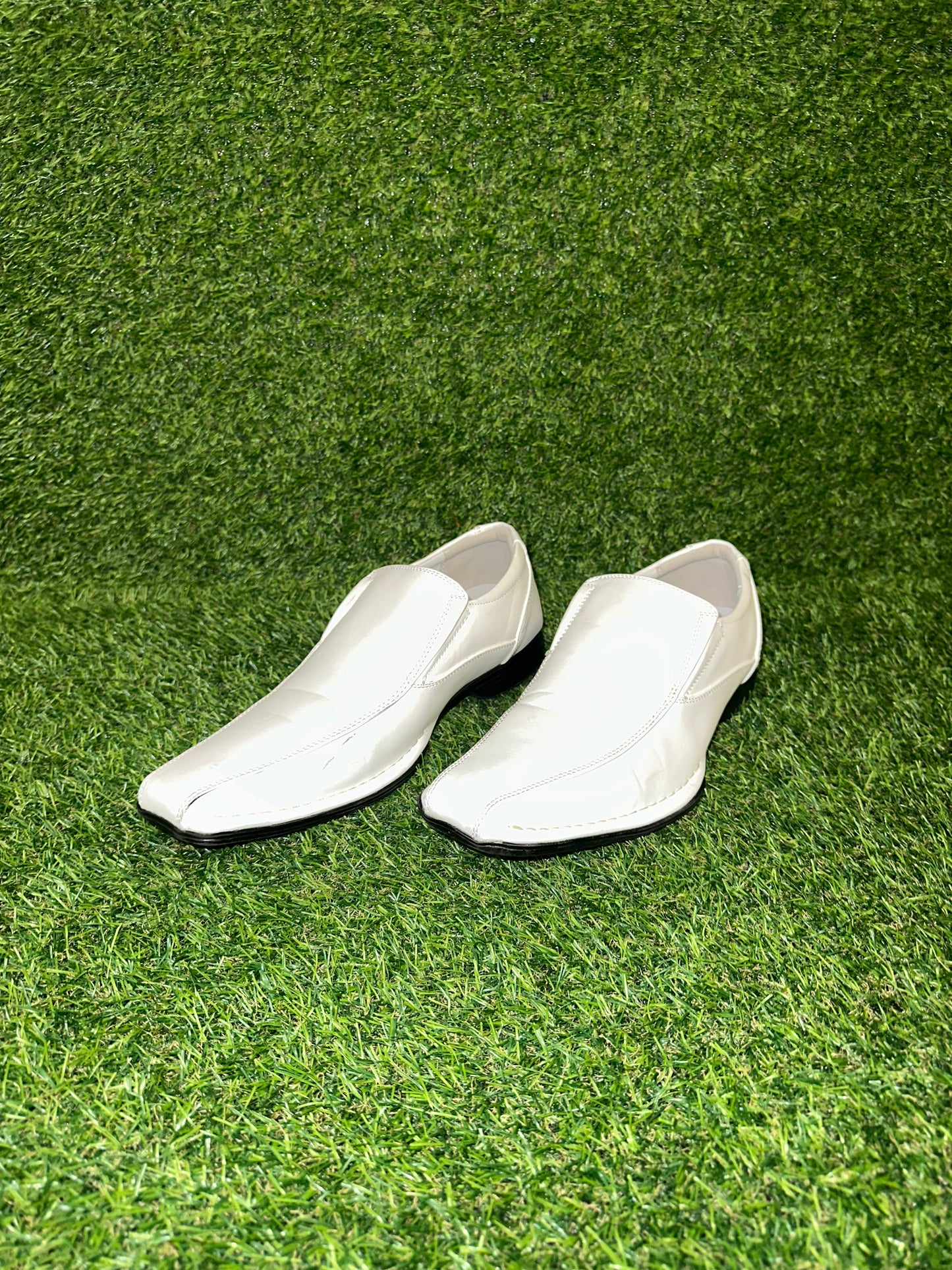 BRUNO MARC WHITE LOAFER SIZE 10