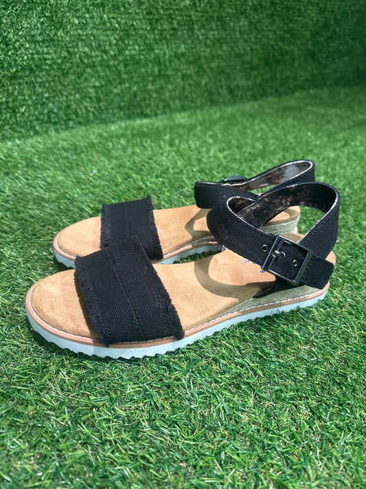 BOBS BY SKECHERS SIZE 9.5