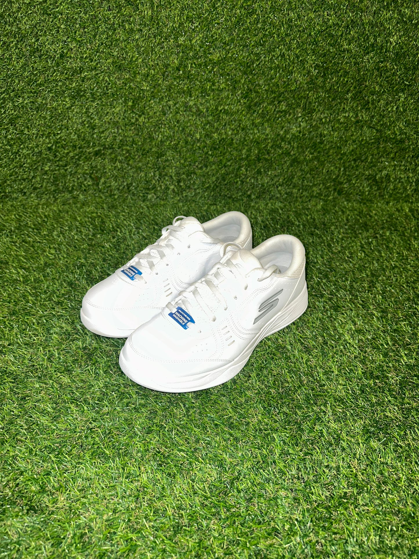 SKECHERS WHITE SIZE 9.5