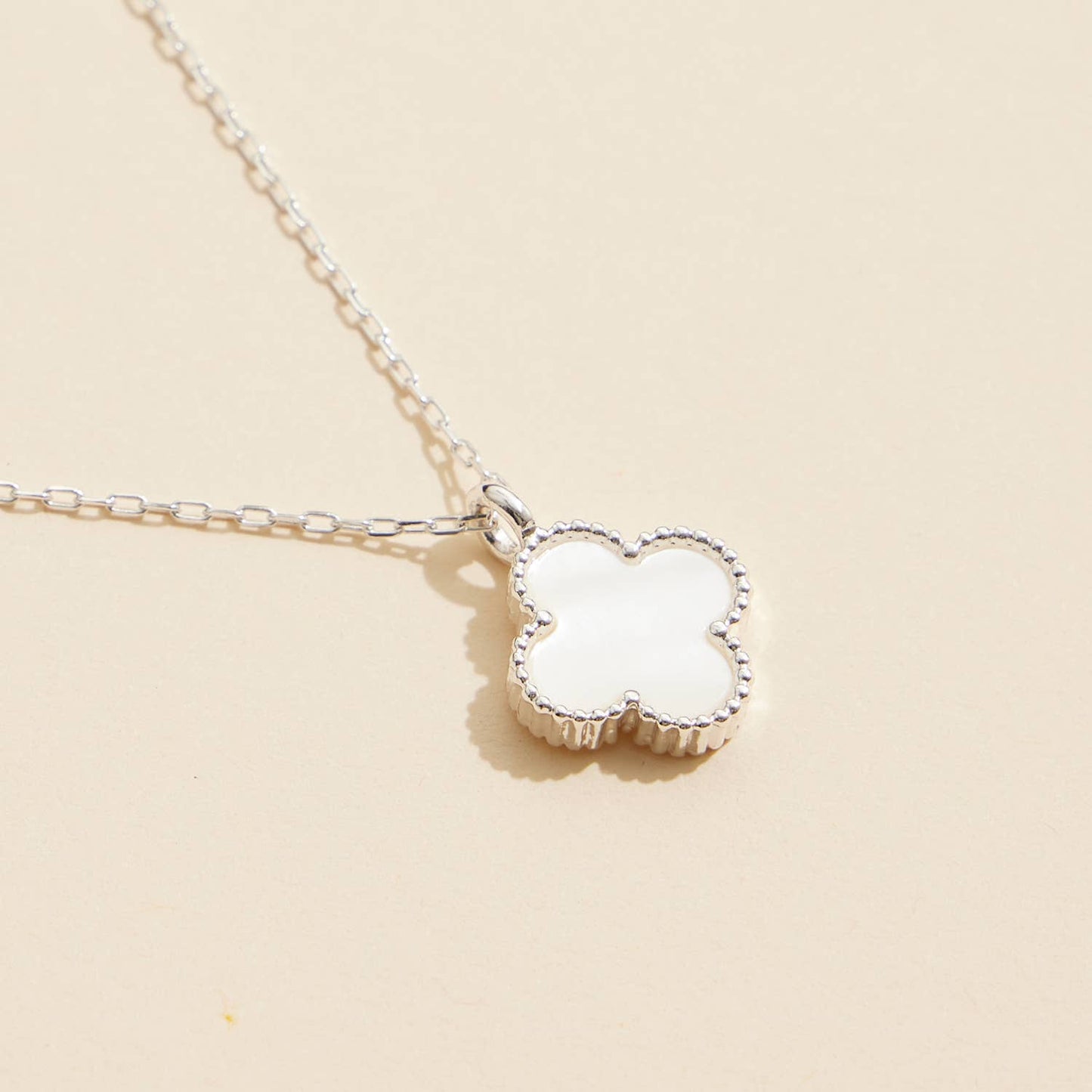 Single Flower Shell Charm Short Necklace