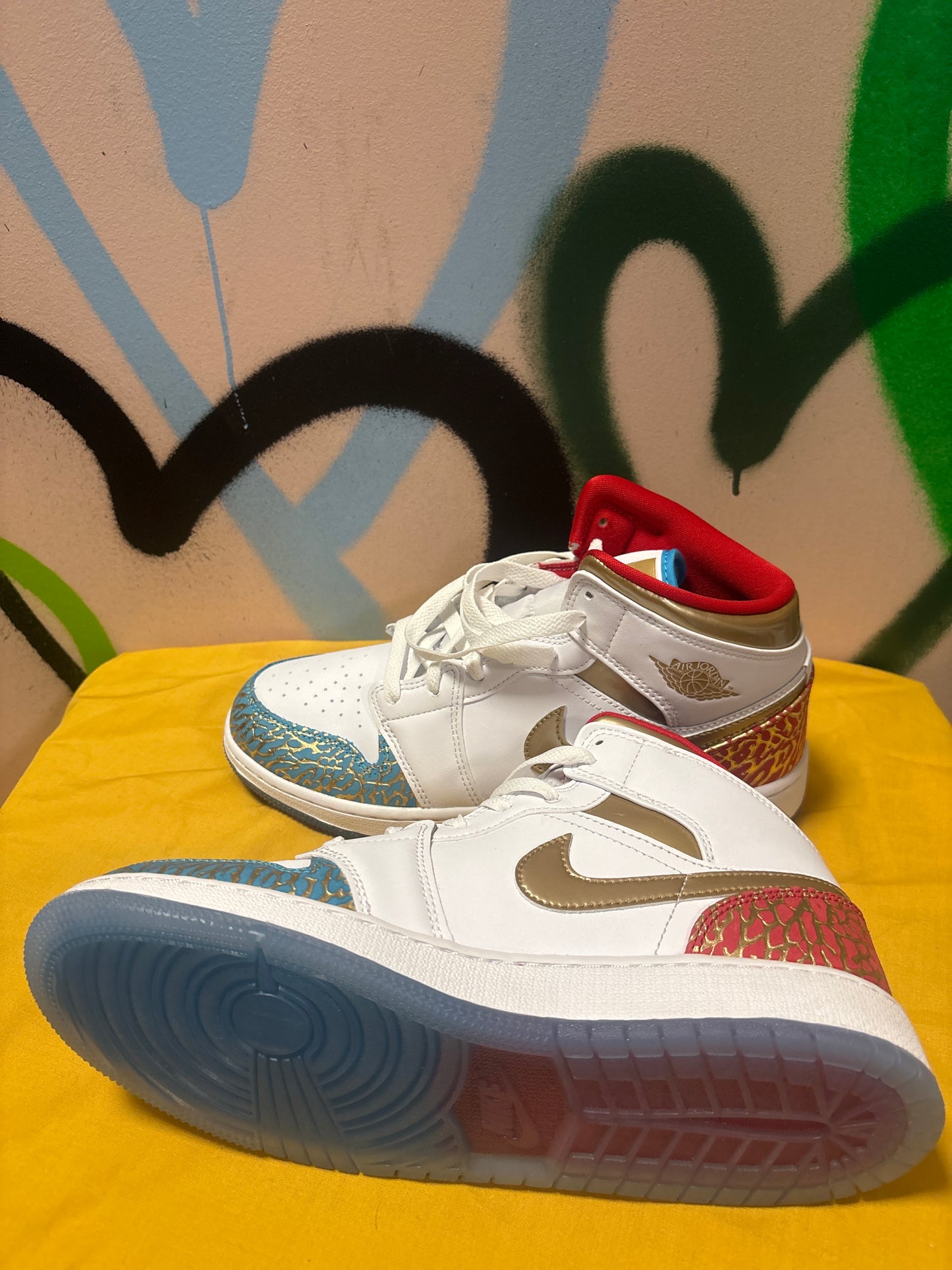 **Nike Air Jordan 1 Mid Sneaker School NC to Chicago GS W8.5/7Y **NEW IN BOX**