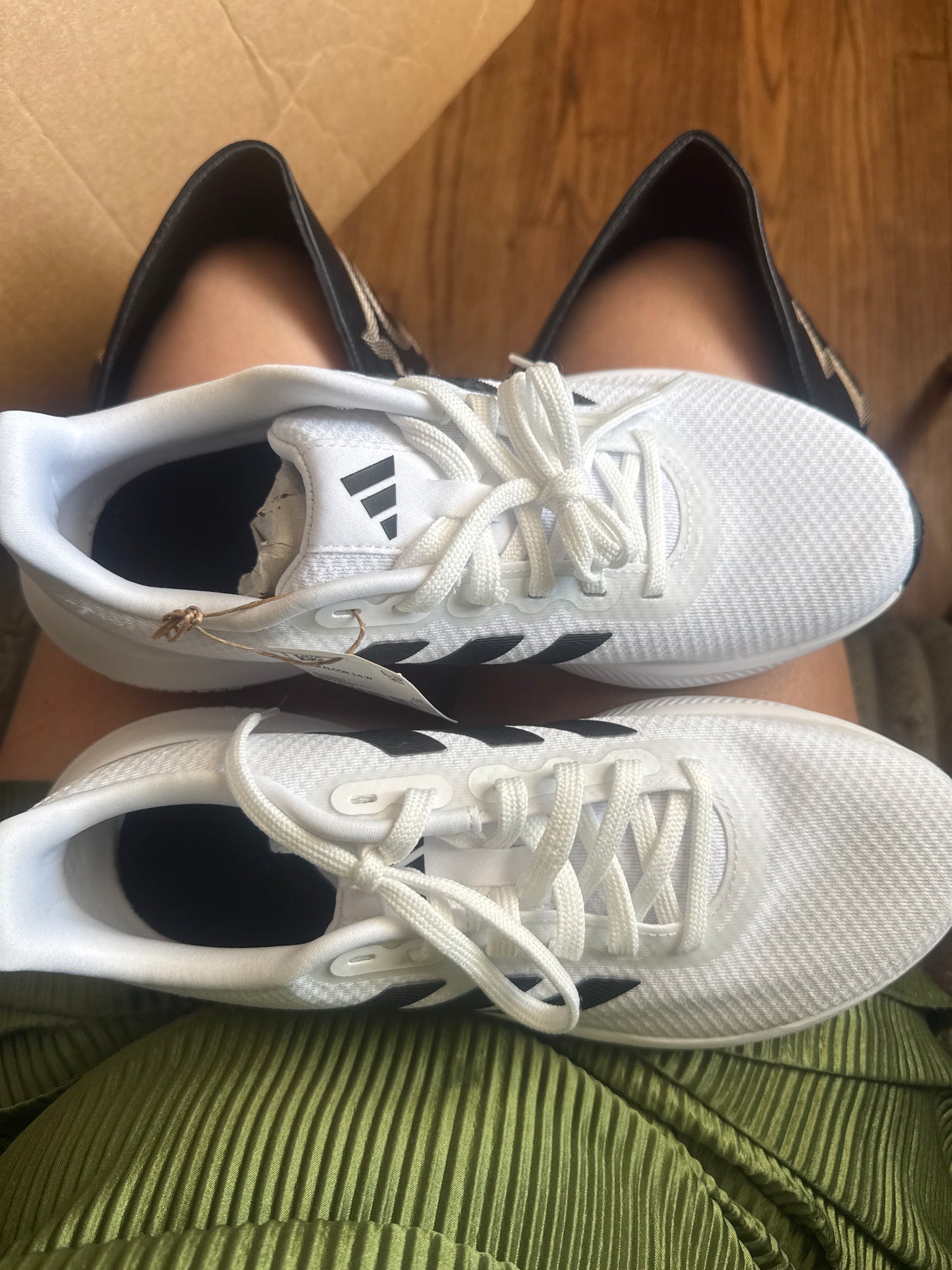 ADIDAS WHITE TENNIS SHOE SIZE 9