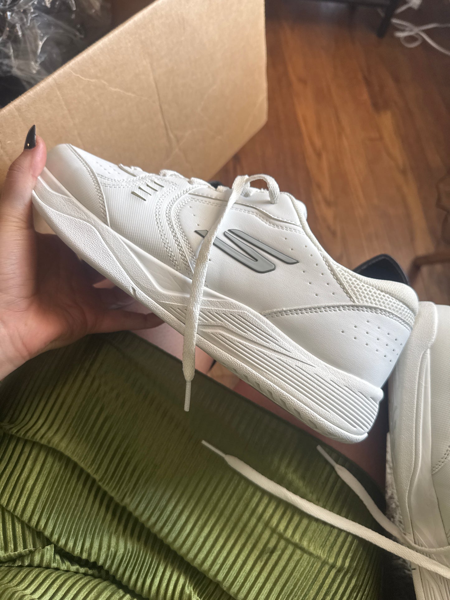SKECHERS WHITE SIZE 9.5