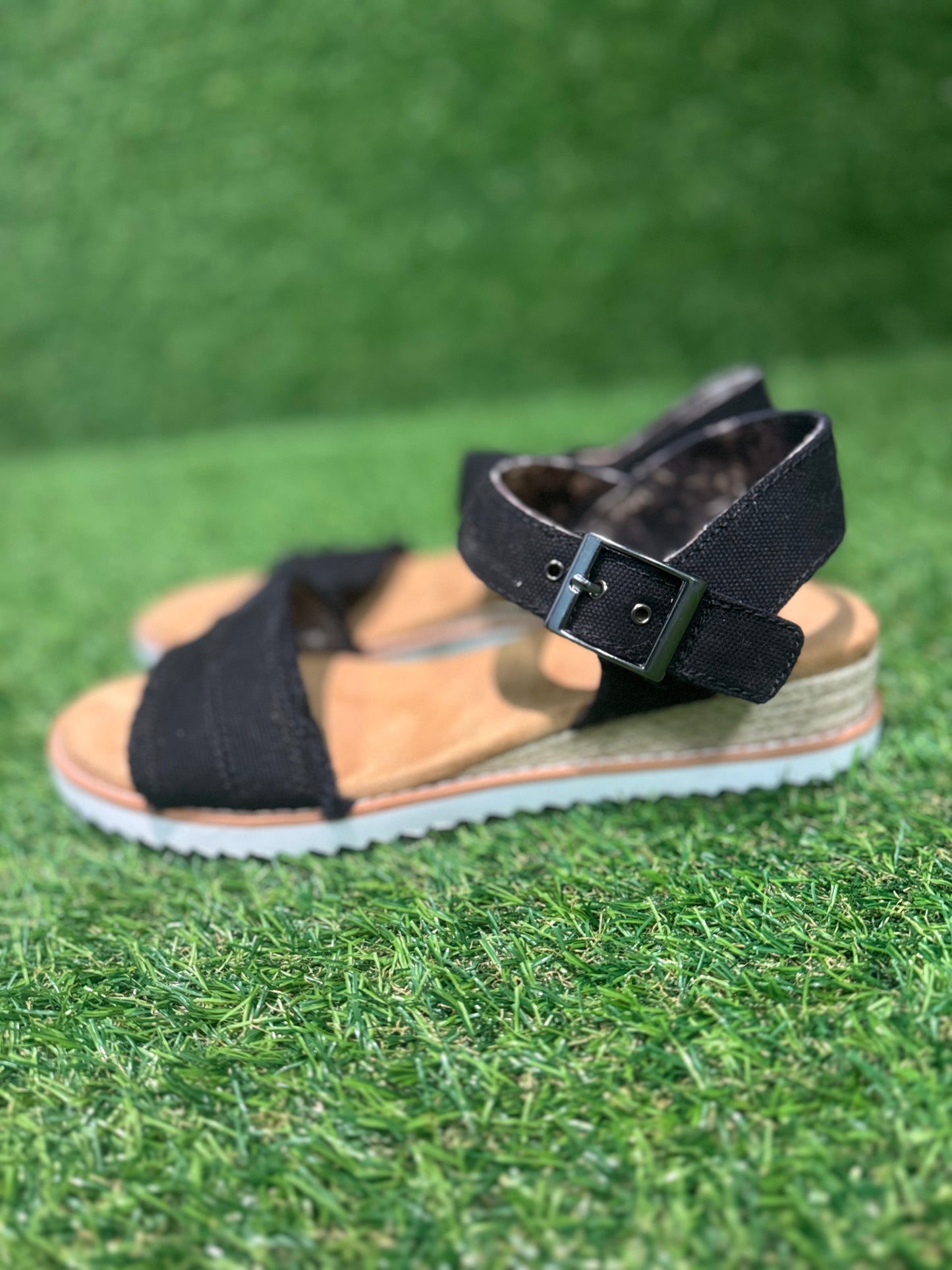 BOBS BY SKECHERS SIZE 9.5