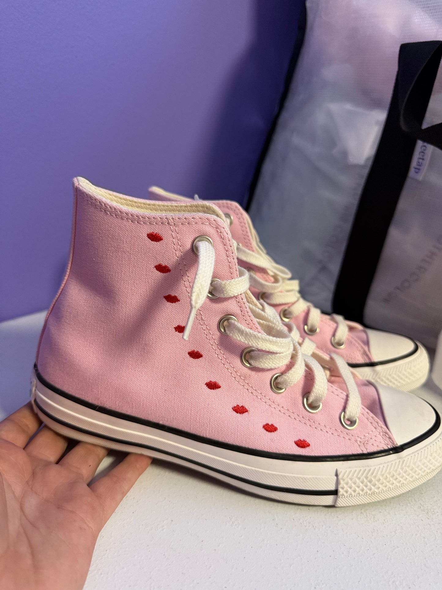 (7 WMNS) Converse “Chuck” Taylor All Star High Embroidered Hearts - Cherry Blossom
