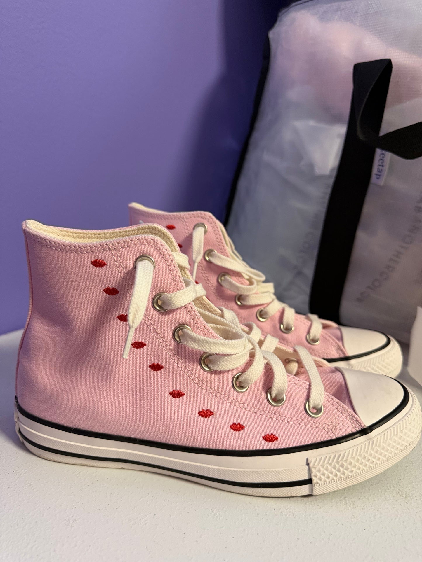(7 WMNS) Converse “Chuck” Taylor All Star High Embroidered Hearts - Cherry Blossom