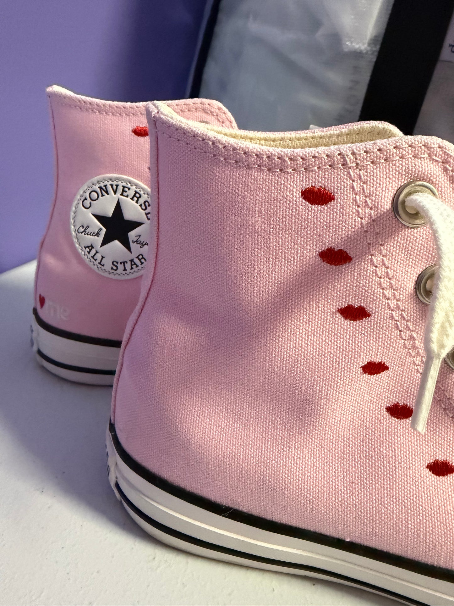 (7 WMNS) Converse “Chuck” Taylor All Star High Embroidered Hearts - Cherry Blossom
