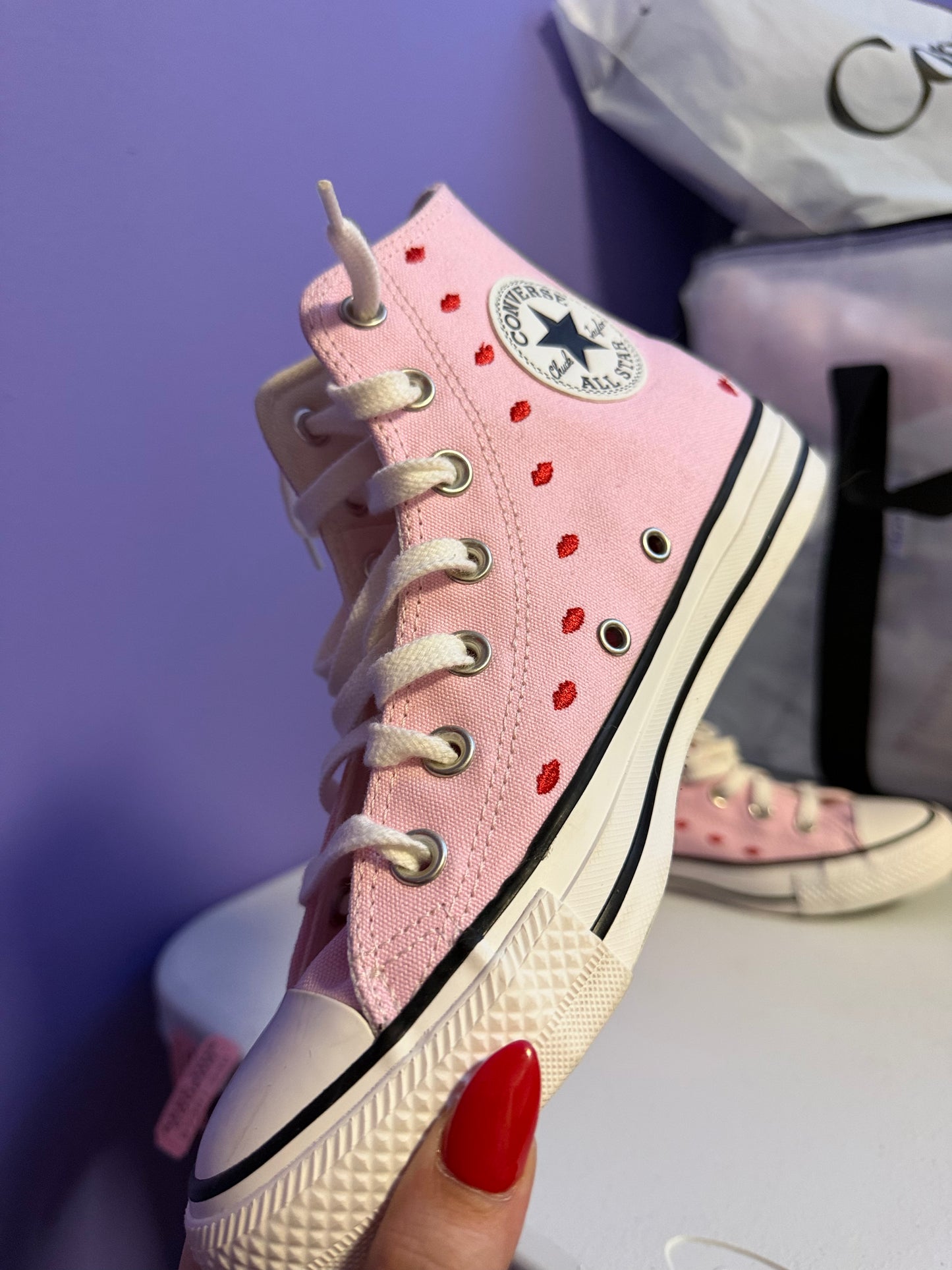 (7 WMNS) Converse “Chuck” Taylor All Star High Embroidered Hearts - Cherry Blossom