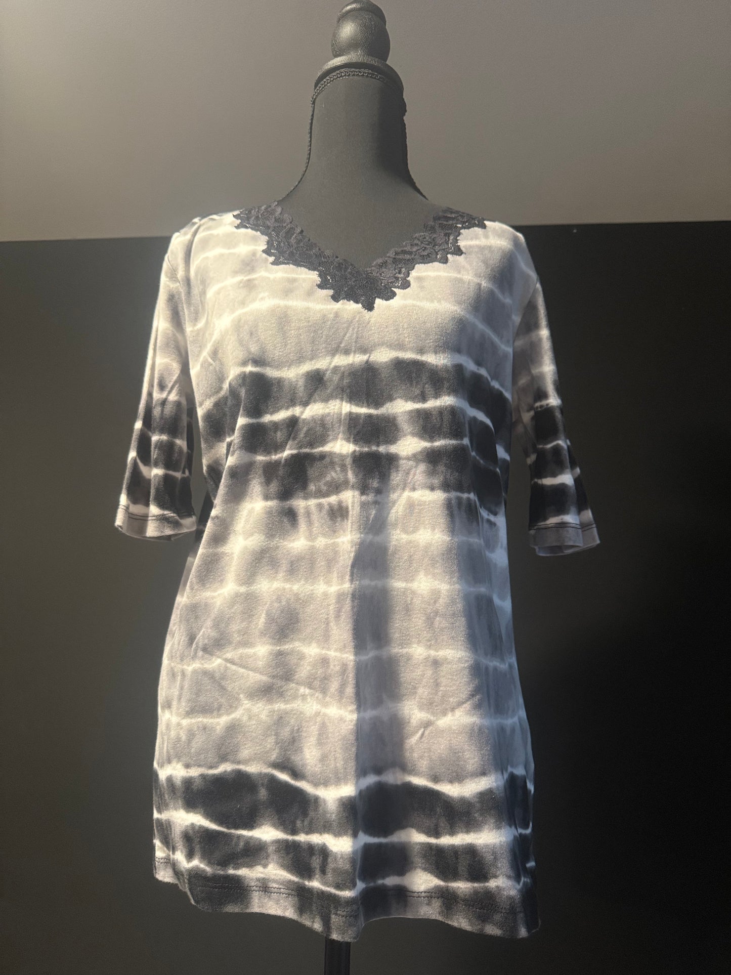 (LARGE) Vintage Jones New York Signature 100% Cotton Black Abstract Blouse With Lace