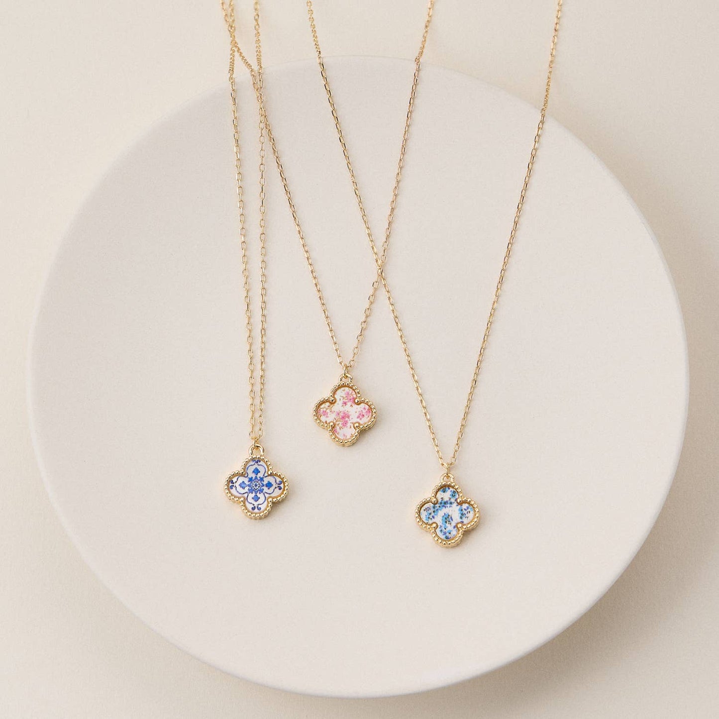 Single Flower Shell Charm Short Necklace